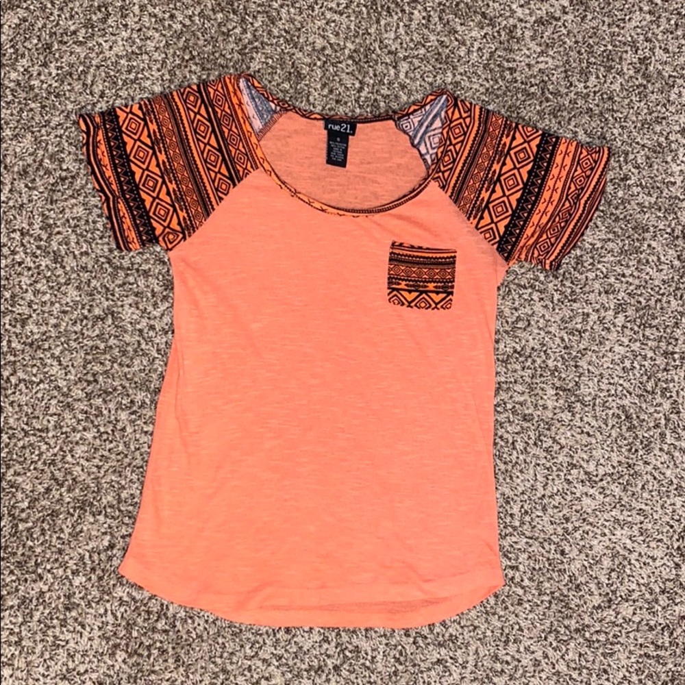 Short sleeve pocket tee.
